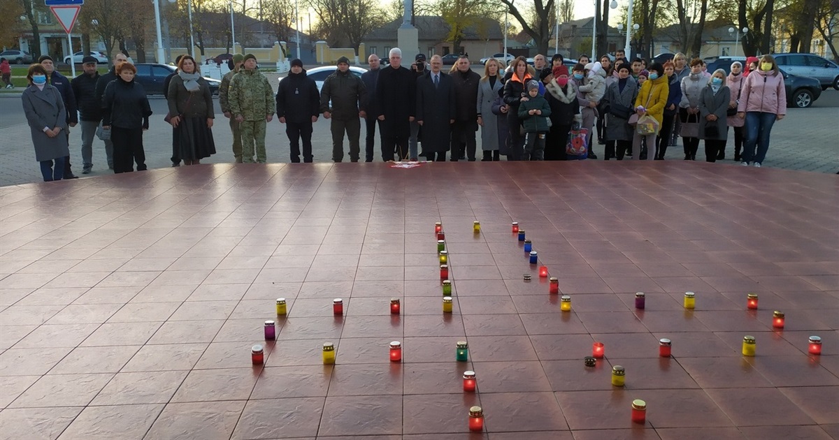 Измаил помнит: горожане зажгли свечи в дань памяти жертв голодоморов (видео)