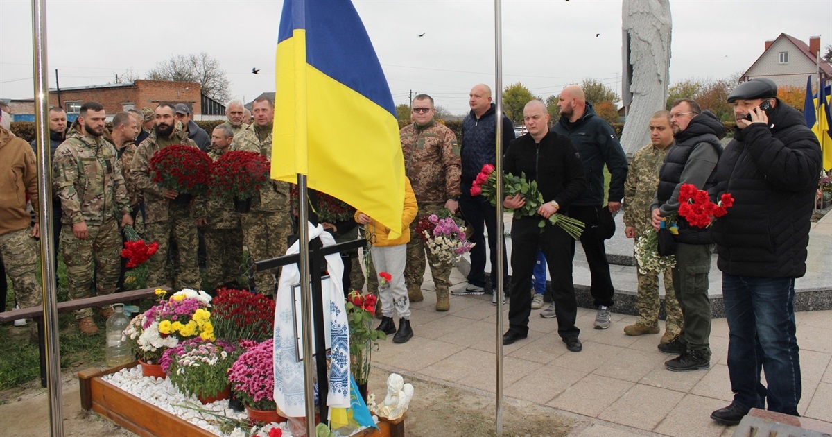 Військові, які повернулися до постійного пункту дислокації, віддали шану полеглим побратимам