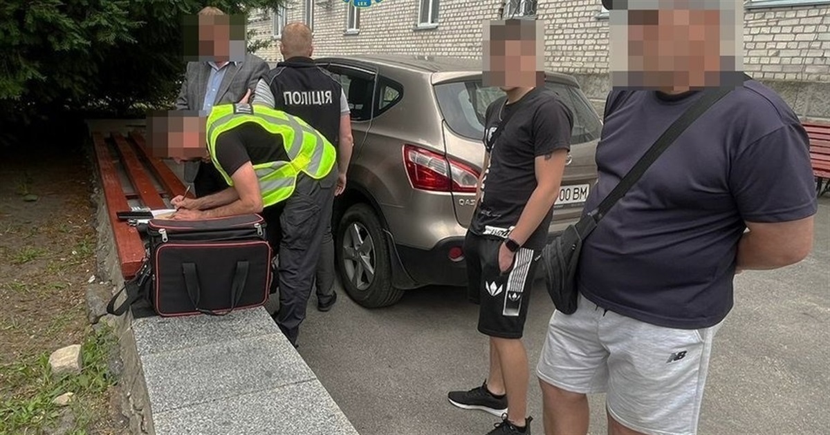Директор лікарні на Житомирщині, якого спіймали на хабарі — мобілізувався, а суд зупинив справу