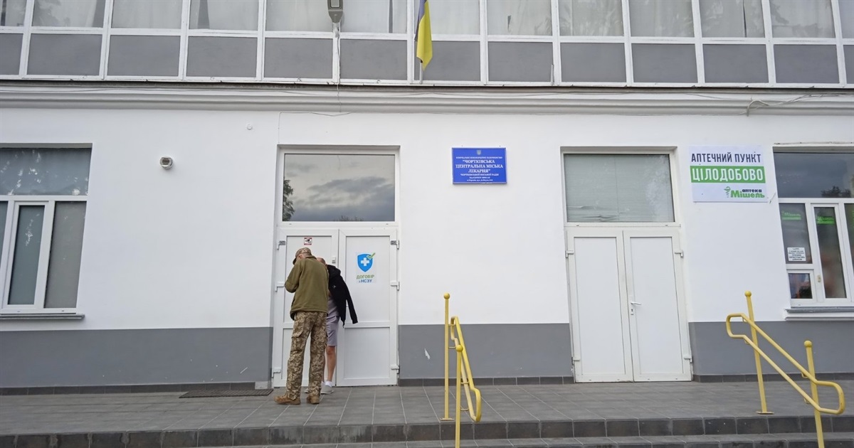 У коридорах Чортківської лікарні наявність стільців для відвідувачів не передбачена
