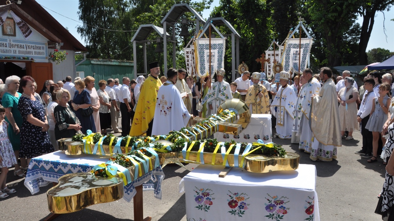 У Чортківському соборі, що будується понад чверть віку, освятили хрест на четвертий купол (+ відео)