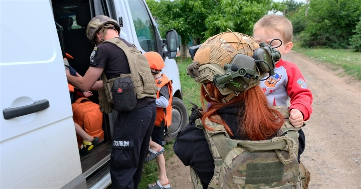 Вивезли перших 9 дітей під дронами. У Краматорській громаді триває примусова евакуація неповнолітніх