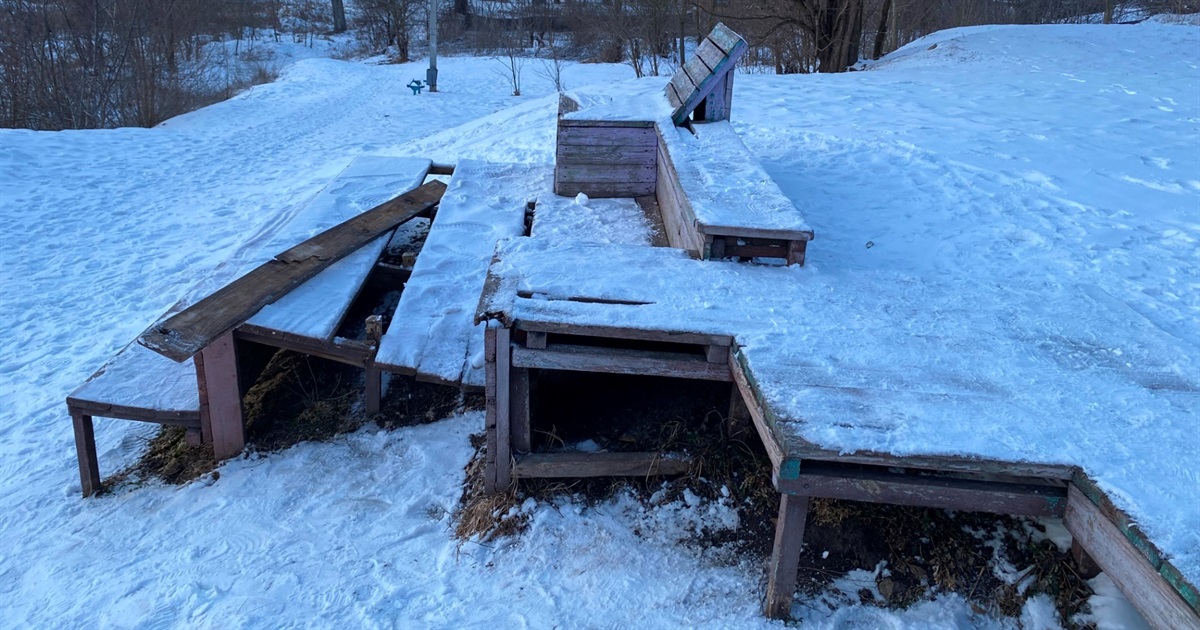 Фотофакт: в барському парку знову нищать вуличні меблі, створені волонтерами