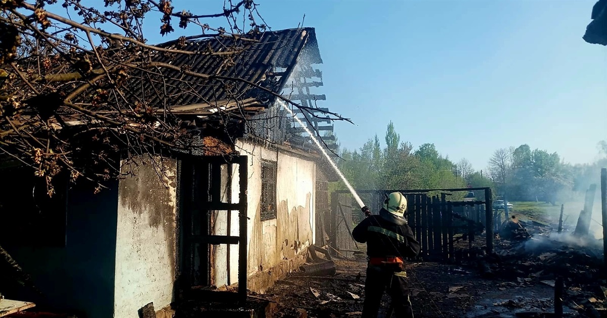Під час пожежі постраждав 21-річний юнак: вогнем знищено господарчу будівлю та половину даху житла