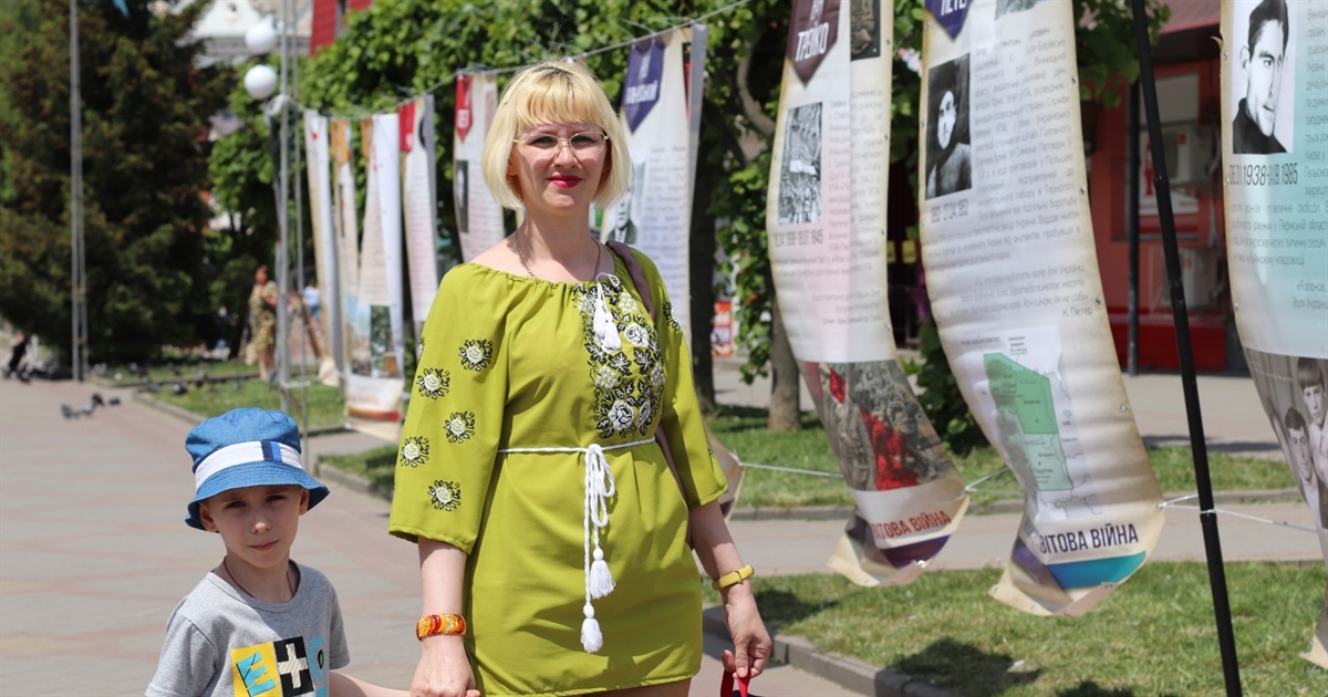 У День Героя у Жмеринці молодь перетворила скрині з під мін 82 калібру на мистецтво