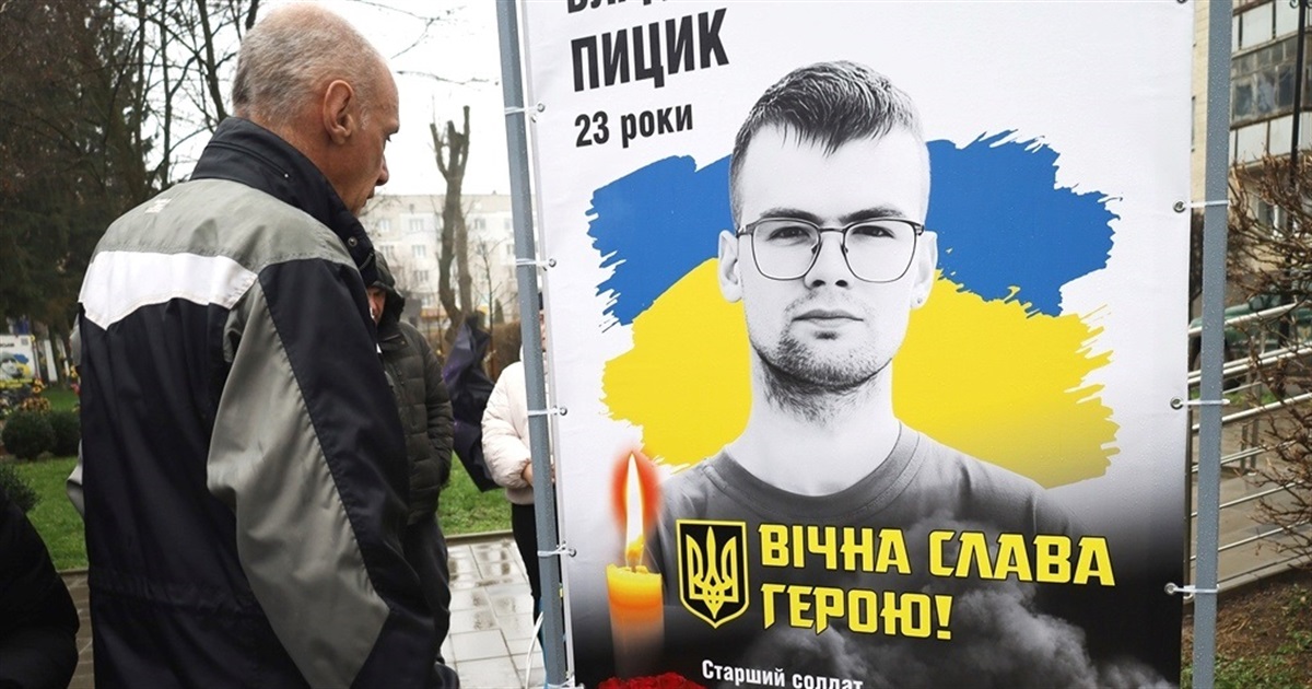 У Звягелі вшанували пам'ять загиблих захисників: Алея Пам'яті поповнилася новими портретами