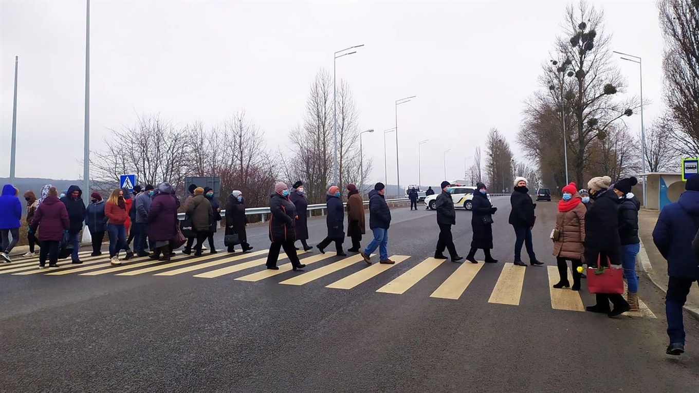 У Жмеринці перекрили трасу міжнародного значення: люди вимагають зниження тарифів – відео