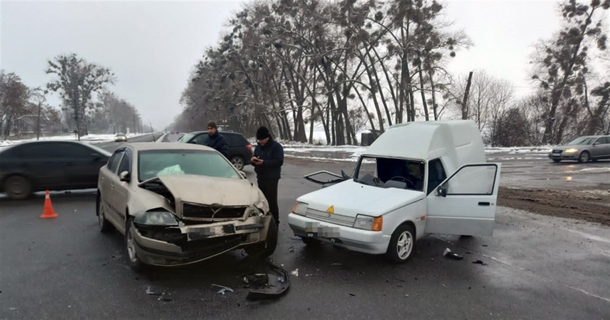 Поліція встановлює обставини ДТП із травмуванням людини у Звягелі