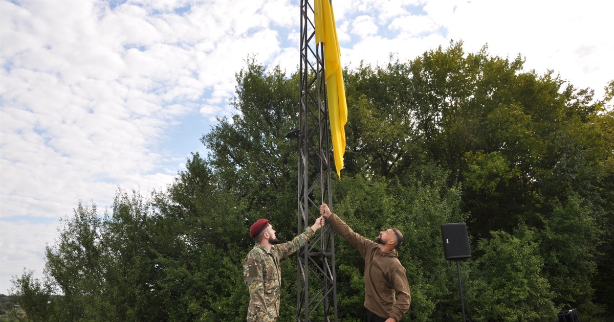 У Чорткові на горі Юрчинських ветерани війни урочисто підняли Державний Прапор України