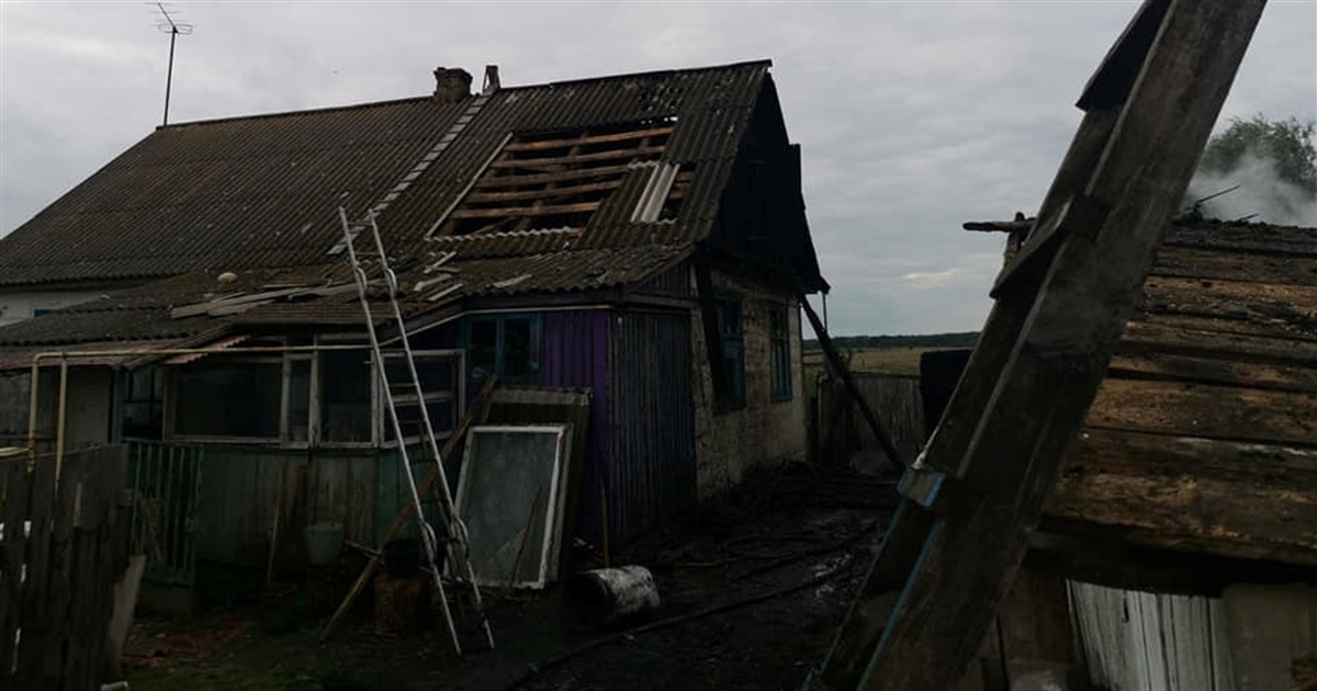Звягельські вогнеборці на вихідних ліквідували дві пожежі у приватних садибах
