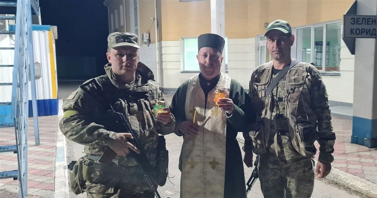 Пограничники Измаильского отряда встретили Благодатный Огонь из Молдовы и Румынии