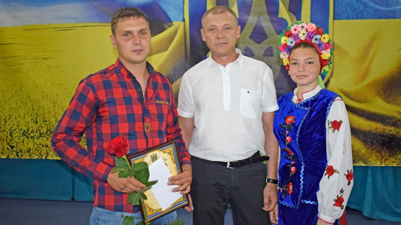 Хлопця, який врятував на воді двох жмеринчанок, відзначили на День Конституції