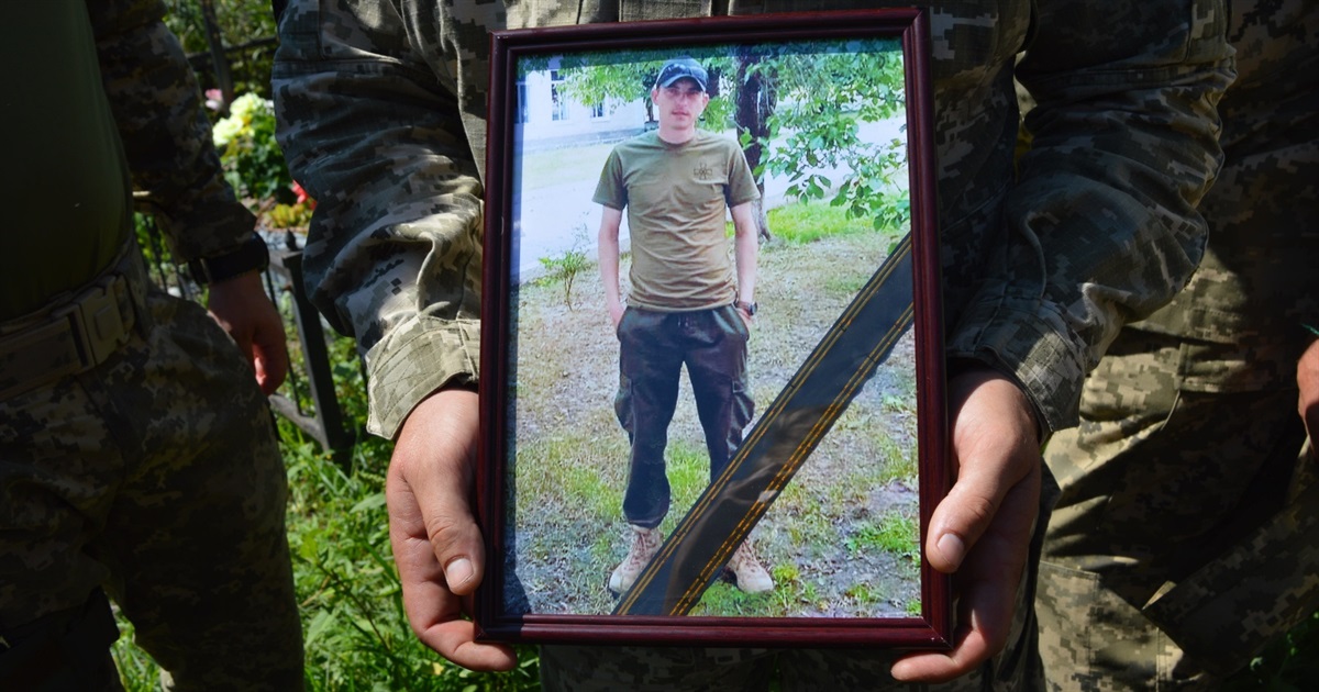 "Добрий, щирий – просто наш Потап": у Переяславі попрощалися з воїном Сергієм Потапенком ФОТО