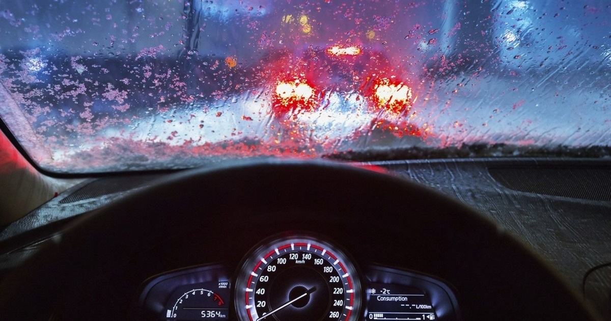 Рух автомобілем під дощем: як убезпечити себе за кермом