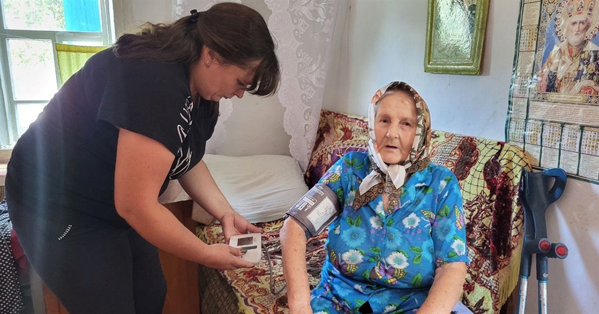 «Часто обстріли застають на вулиці…»: соцробітниця з Ворожби Юлія Дядюшко працює в зоні бойових дій