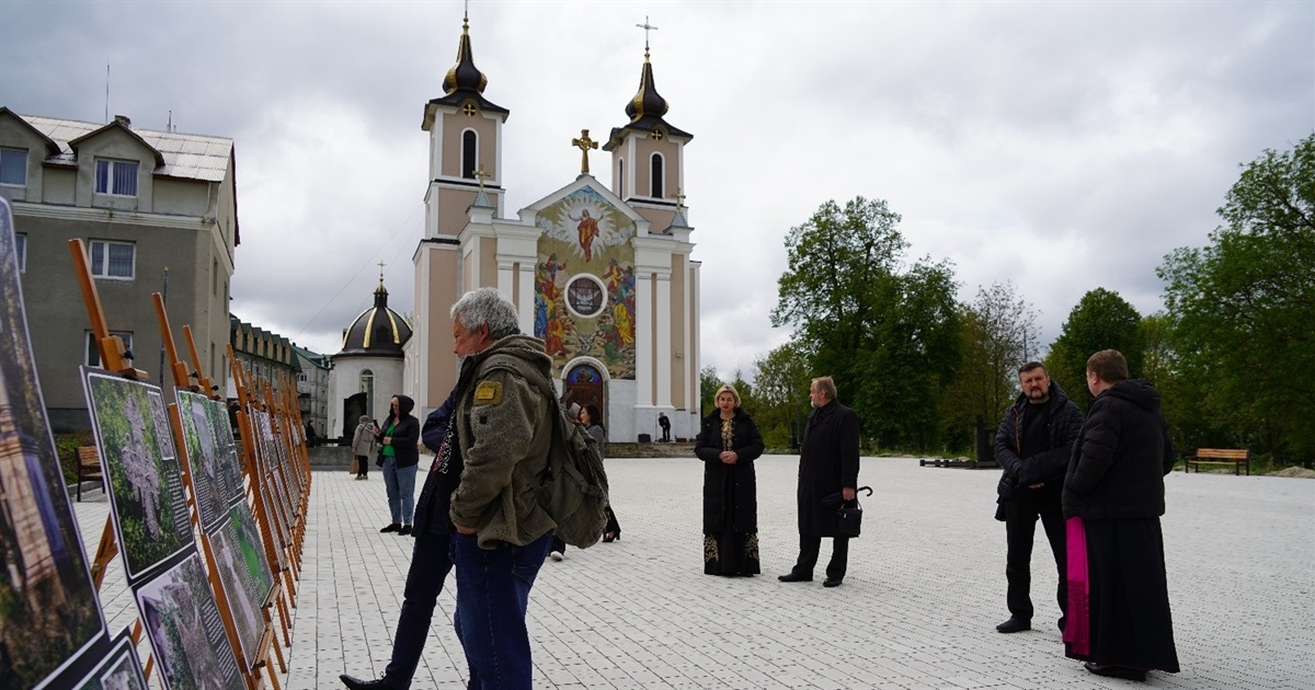 «Могили предків»: у Городку відкрили фотовиставку давніх некрополів