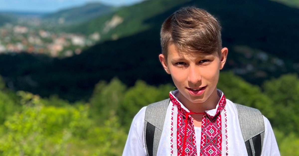 Мама Сашка загинула в драмтеатрі Маріуполя. Його взяли під опіку — тепер він живе у Франції