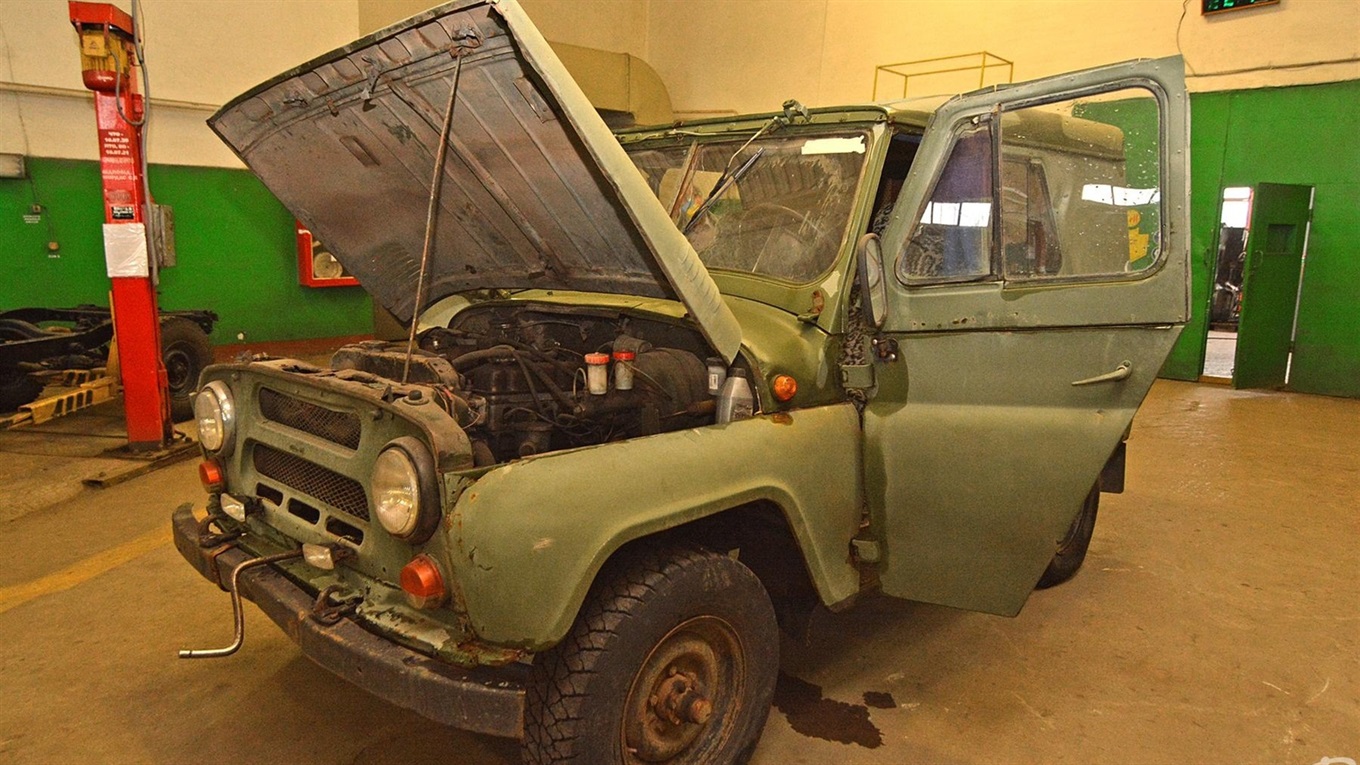 Волонтери Рівненської АЕС відремонтують автомобіль для українських військових