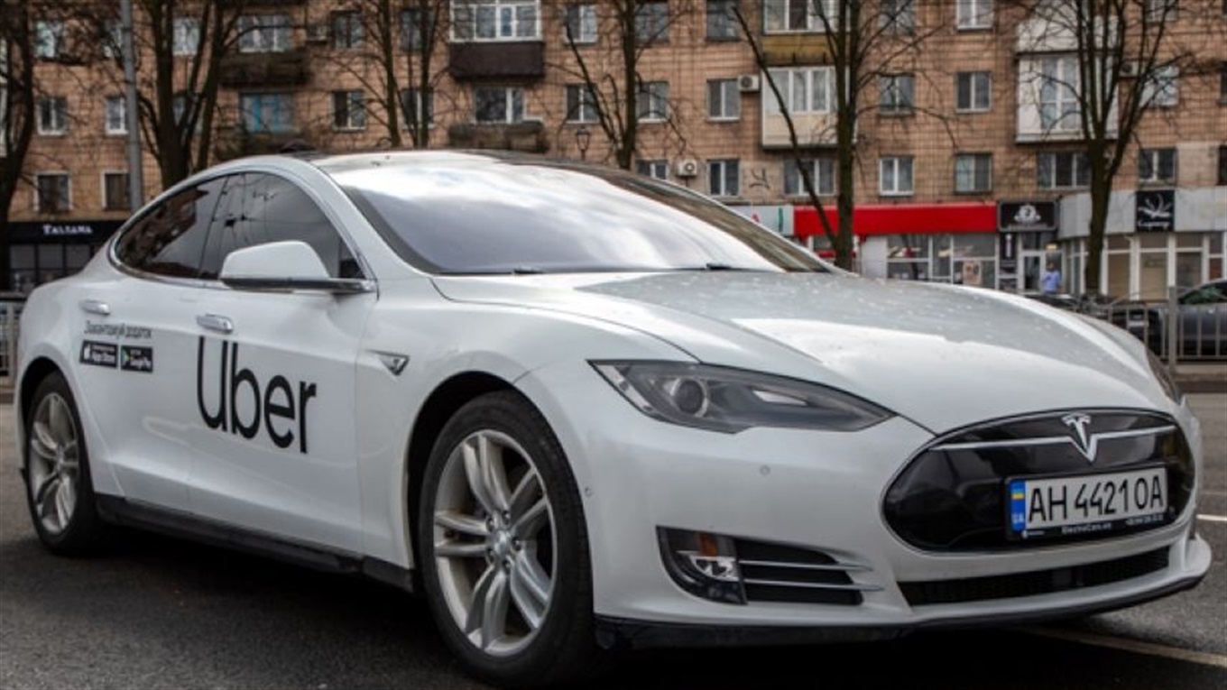 В Мариуполе запустили первый на востоке Uber. Мэра прокатили на Tesla, которую вызвать не получится