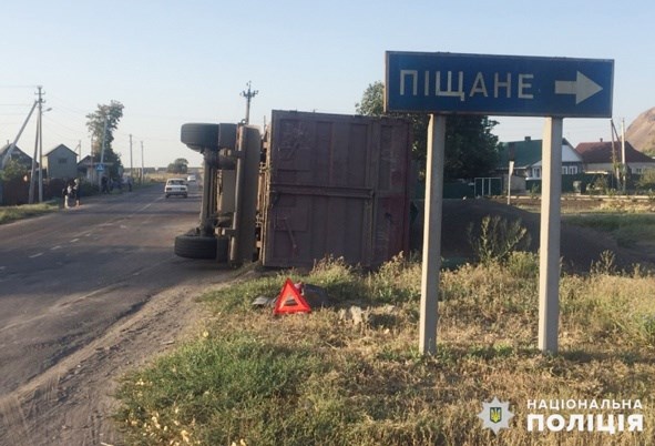 У Покровському районі перекинулась фура