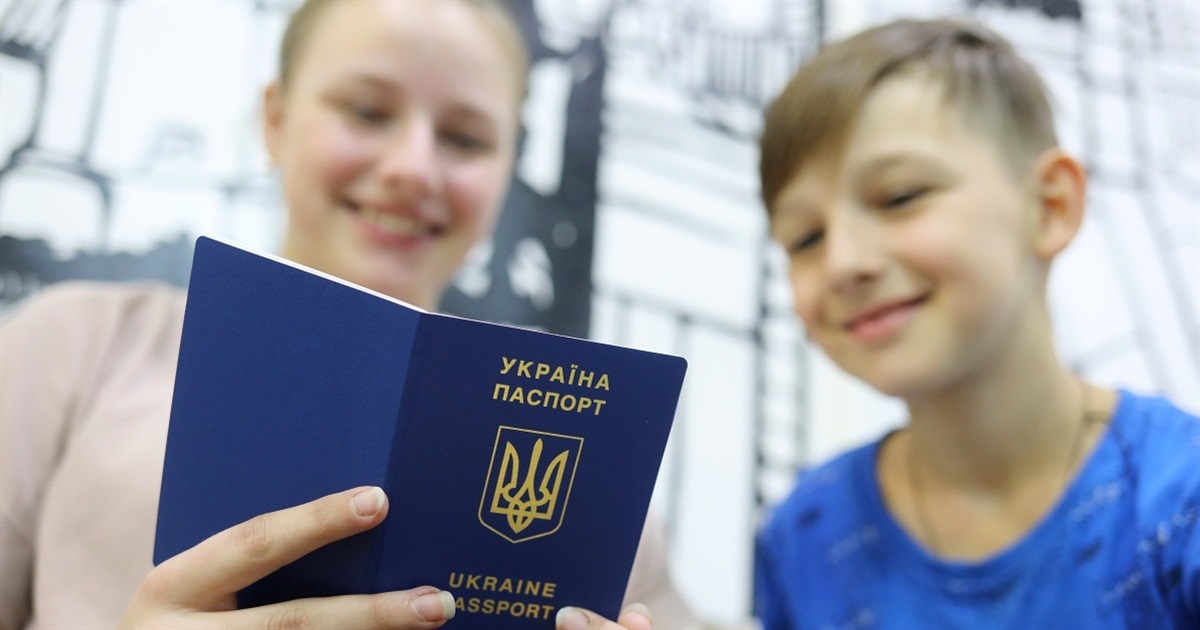 Закордонний паспорт та ID-картки подорожчали: нові ціни на оформлення документів у 2026 році