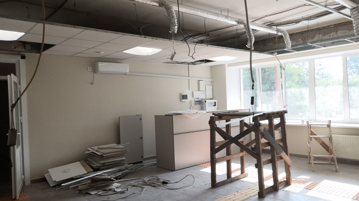 У Переяславській лікарні не завершили реконструкцію. Там обвалилася підвісна стеля (ВІДЕО)