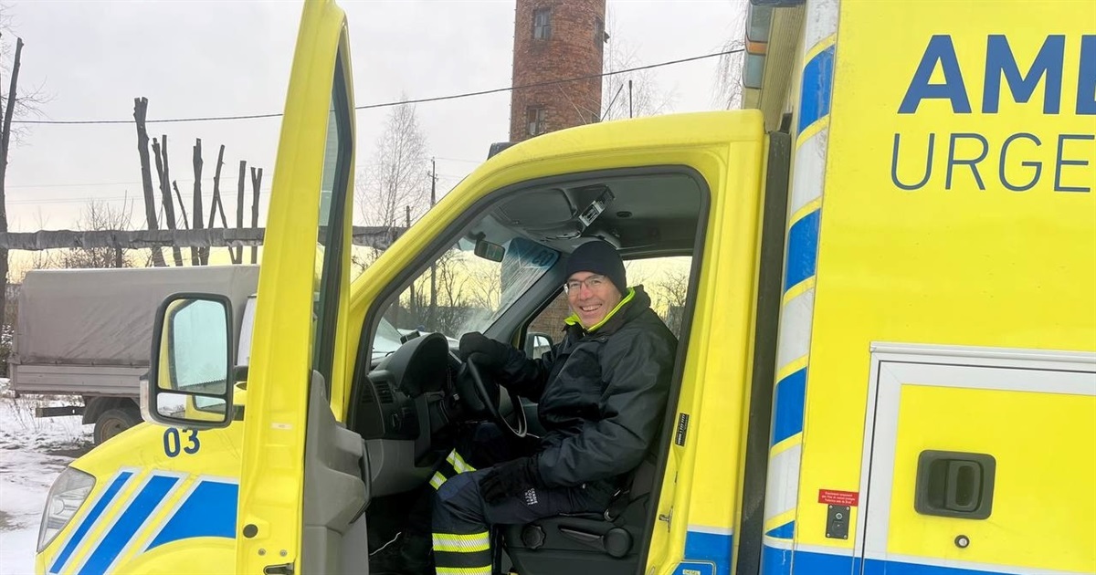 Лікарня на Звягельщині отримала "швидку", апарати і медикаменти, а пожежна бригада – обладнання