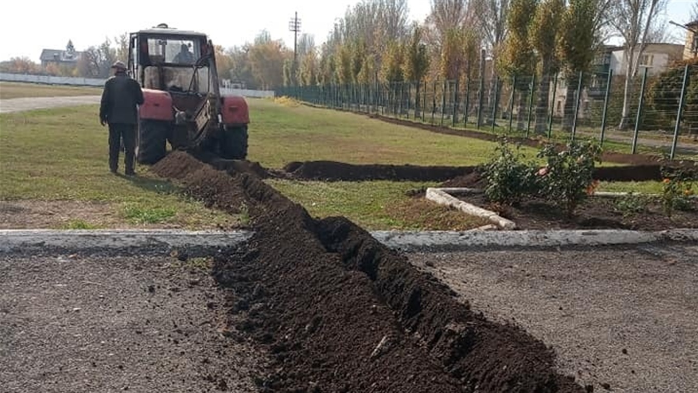 Проводять монтаж освітлення футбольного міні-поля Попаснянської дитячо-юнацької спортивної школи