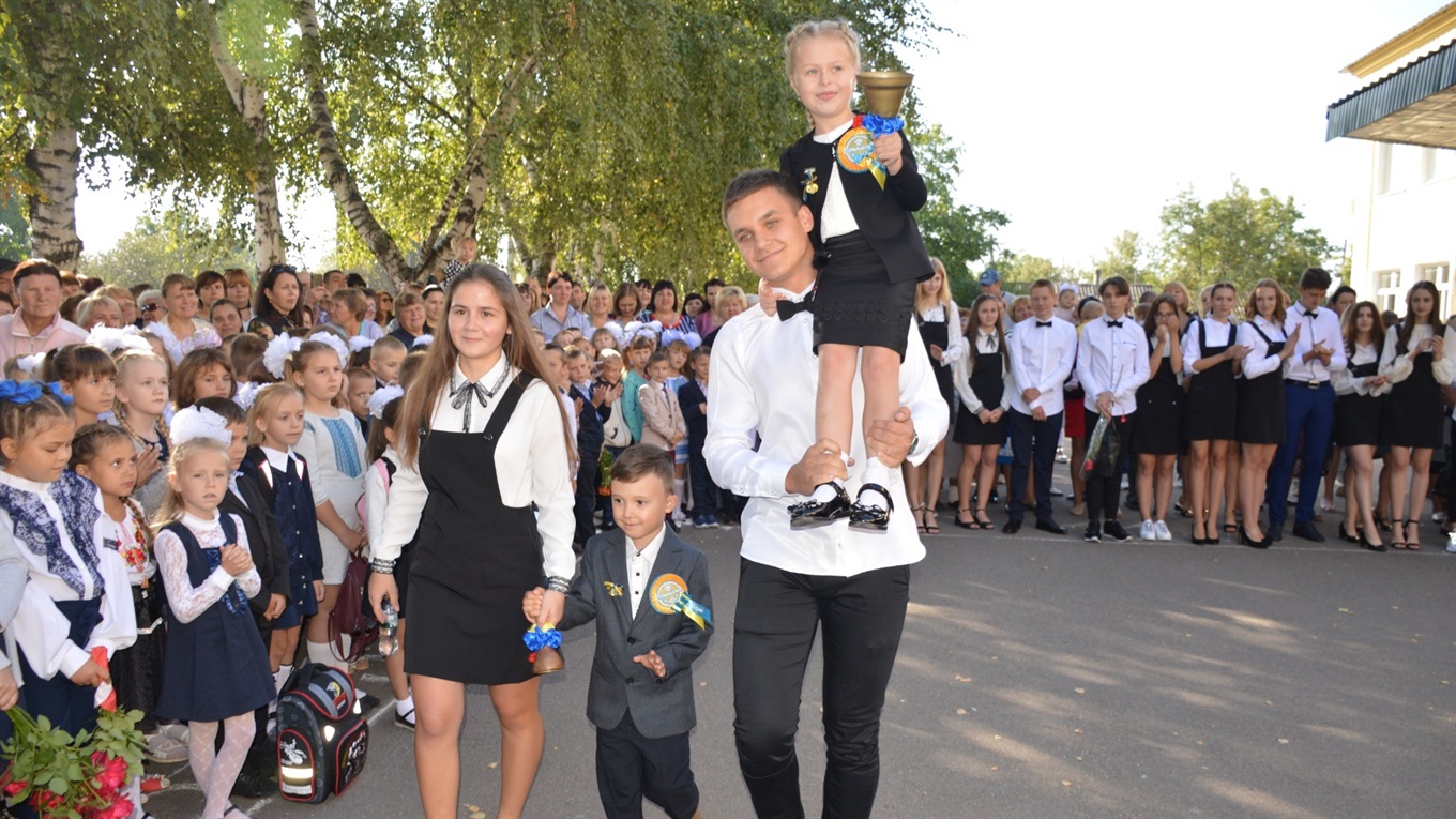 Фоторепортаж: Як у Сватівській другій школі відсвяткували День знань