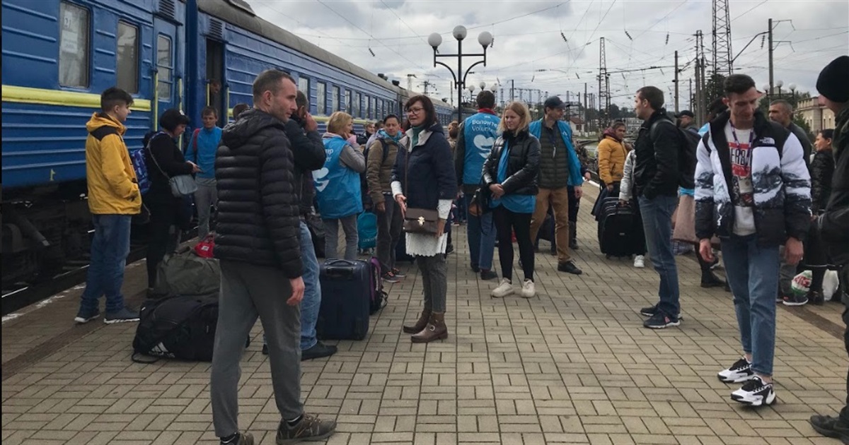 Хто зустрічає людей з евакуаційного потяга у Львові. Репортаж із залізничного вокзалу
