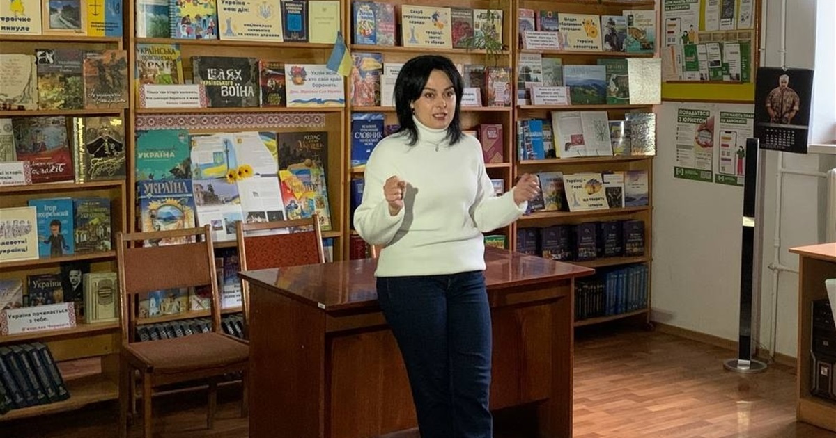 «Волонтерство - це поклик душі»: про що розповідала волонтерка Яна Юрченко на зустрічі в бібліотеці