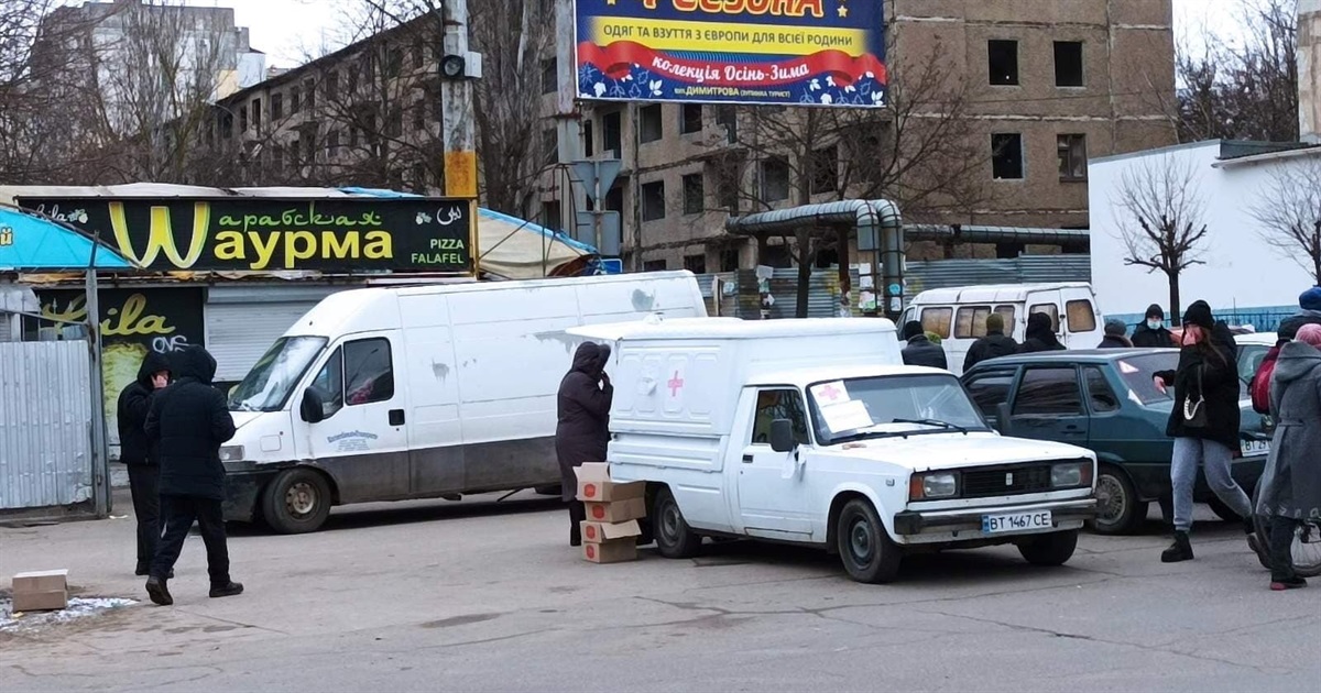 В Херсоні роздають фейкову гуманітарну допомогу, маркуючись червоними хрестами