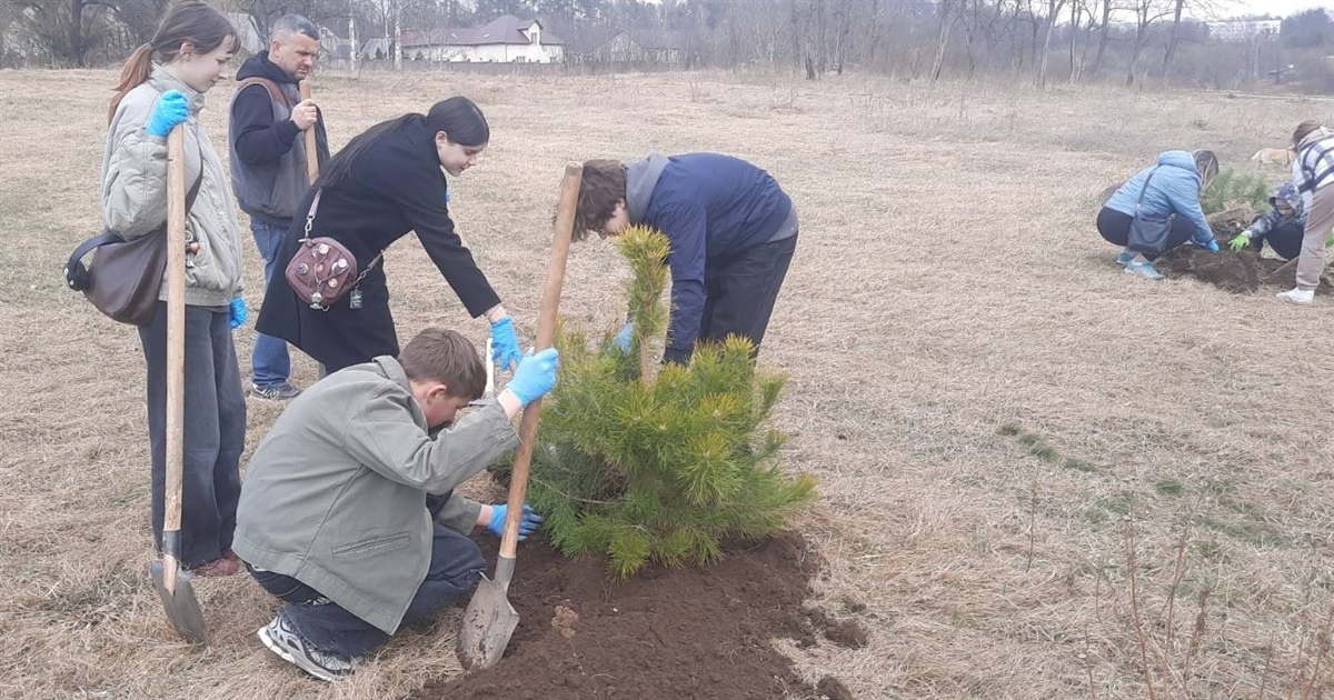 Весняна толока у Звягелі: прибрали набережну і висадили понад 180 дерев