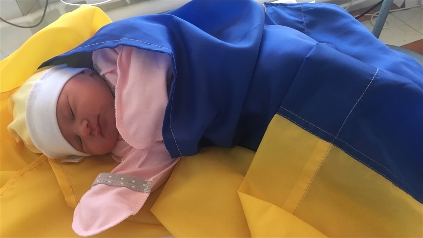  Українка з народження: у Калинівці новонароджене маля загорнули у синьо-жовтий прапор
