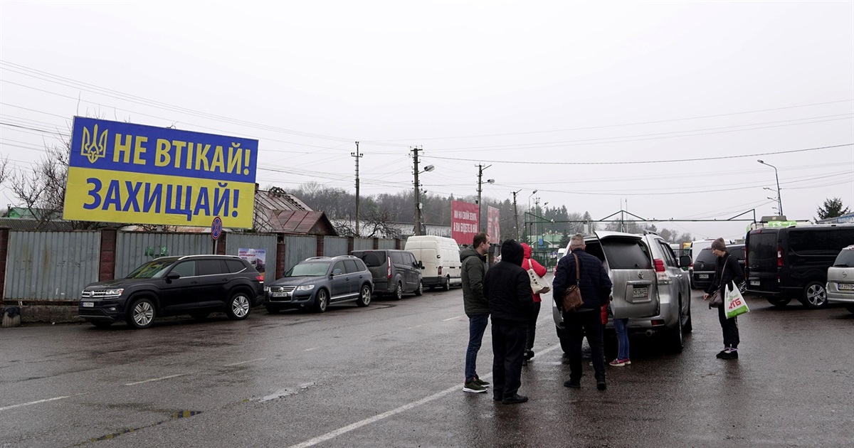 Як можуть покарати чоловіків, які не повертаються з-за кордону вчасно: пояснення адвоката