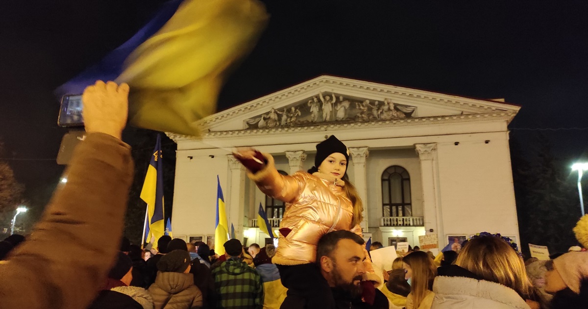 Ці люди вийшли на площу Маріуполя із синьо-жовтими прапорами. В їхніх очах – віра в Україну