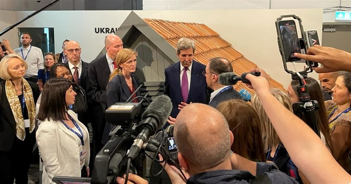 Спеціальний представник Президента США Джон Керрі відвідав український павільйон на СOP28
