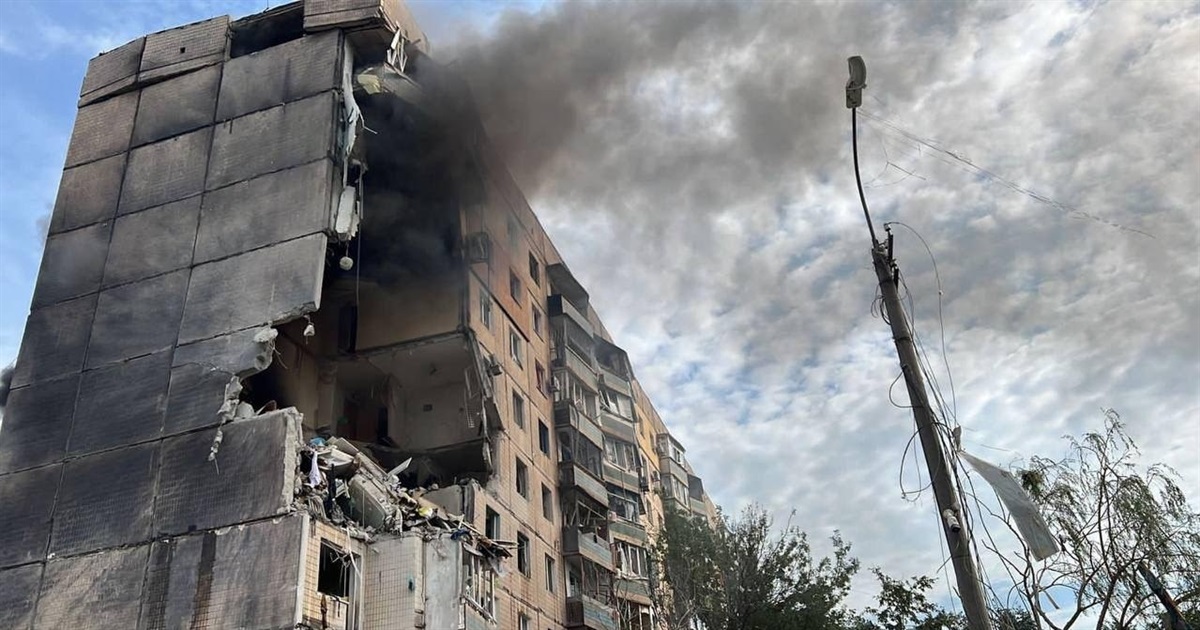 Росіяни влучили у багатоповерхівку в Кривому Розі: є загиблі, з-під завалів дістають людей