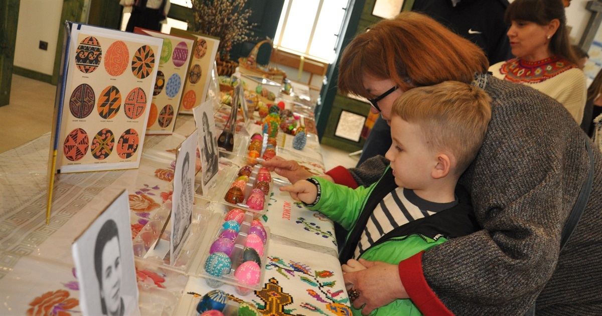 «Барвами Великодня» заграла писанкова виставка у «Лемківській світлиці» Чорткова