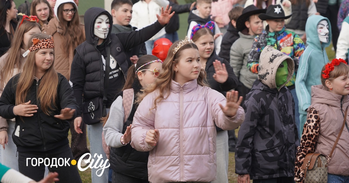 Руханка до Дня театру: учні Городоцького ліцею №1 зустріли ранок із танцями і масками