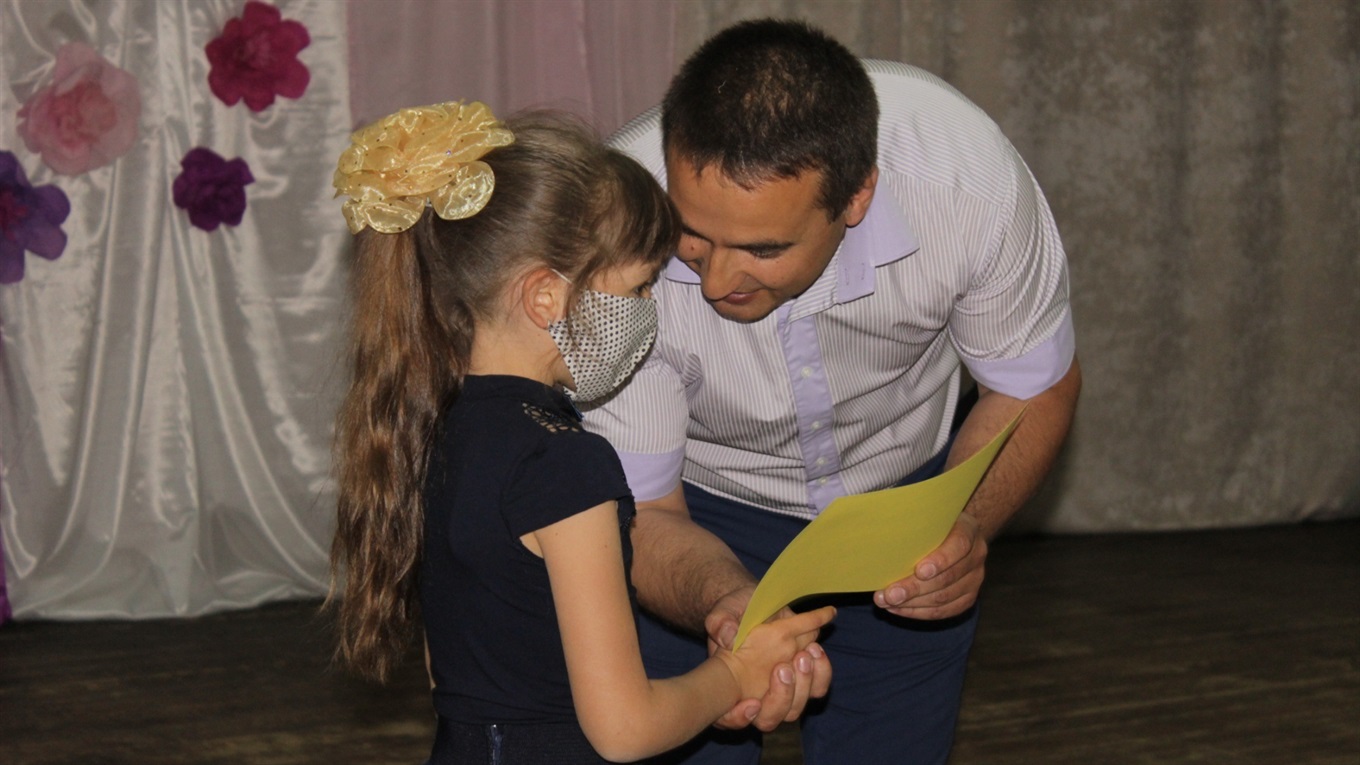 "Парад зірок" перед канікулами: як у Гуляйполі вітали талановиту учнівську молодь