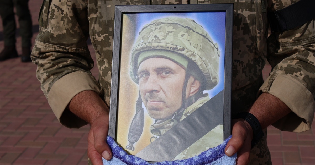 В Южноукраїнську попрощалися з воїном Євгеном Козієм, тепер він разом з сином у небесному війську