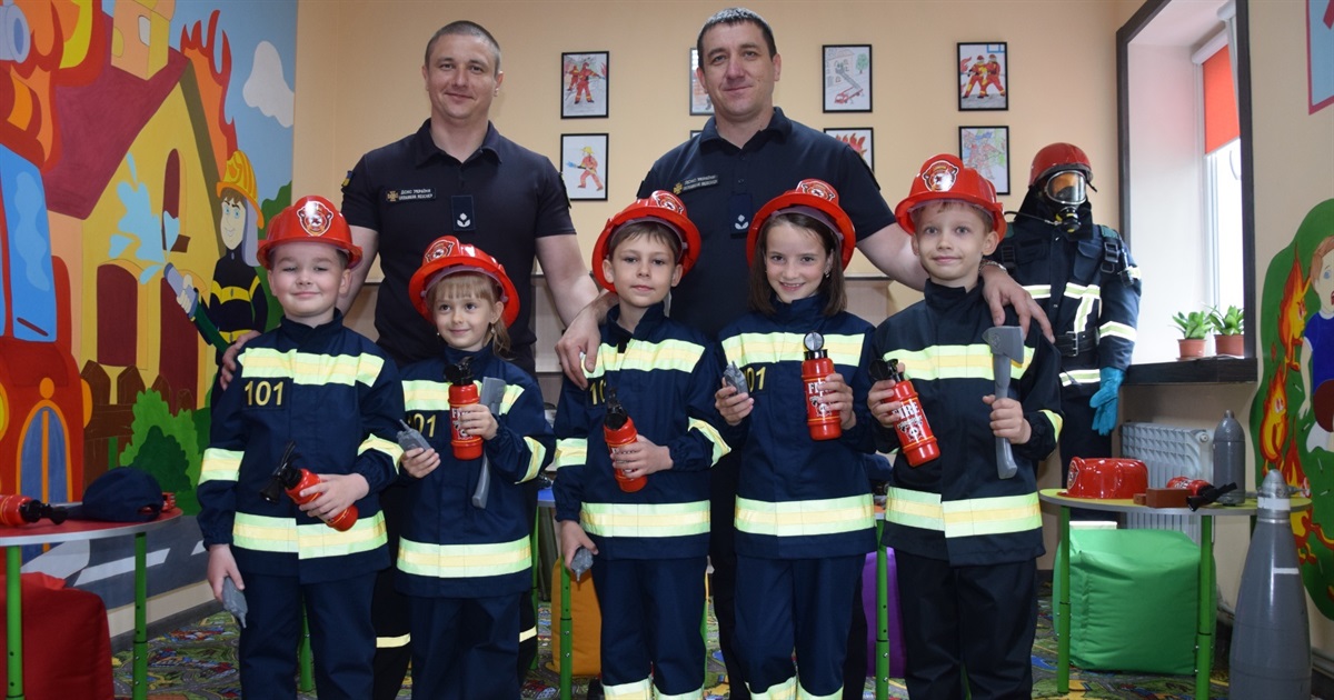 Діти у формі рятувальників гасять «пожежі» та «вивчають» міни: у 8-ій ДПРЧ відкрили клас безпеки
