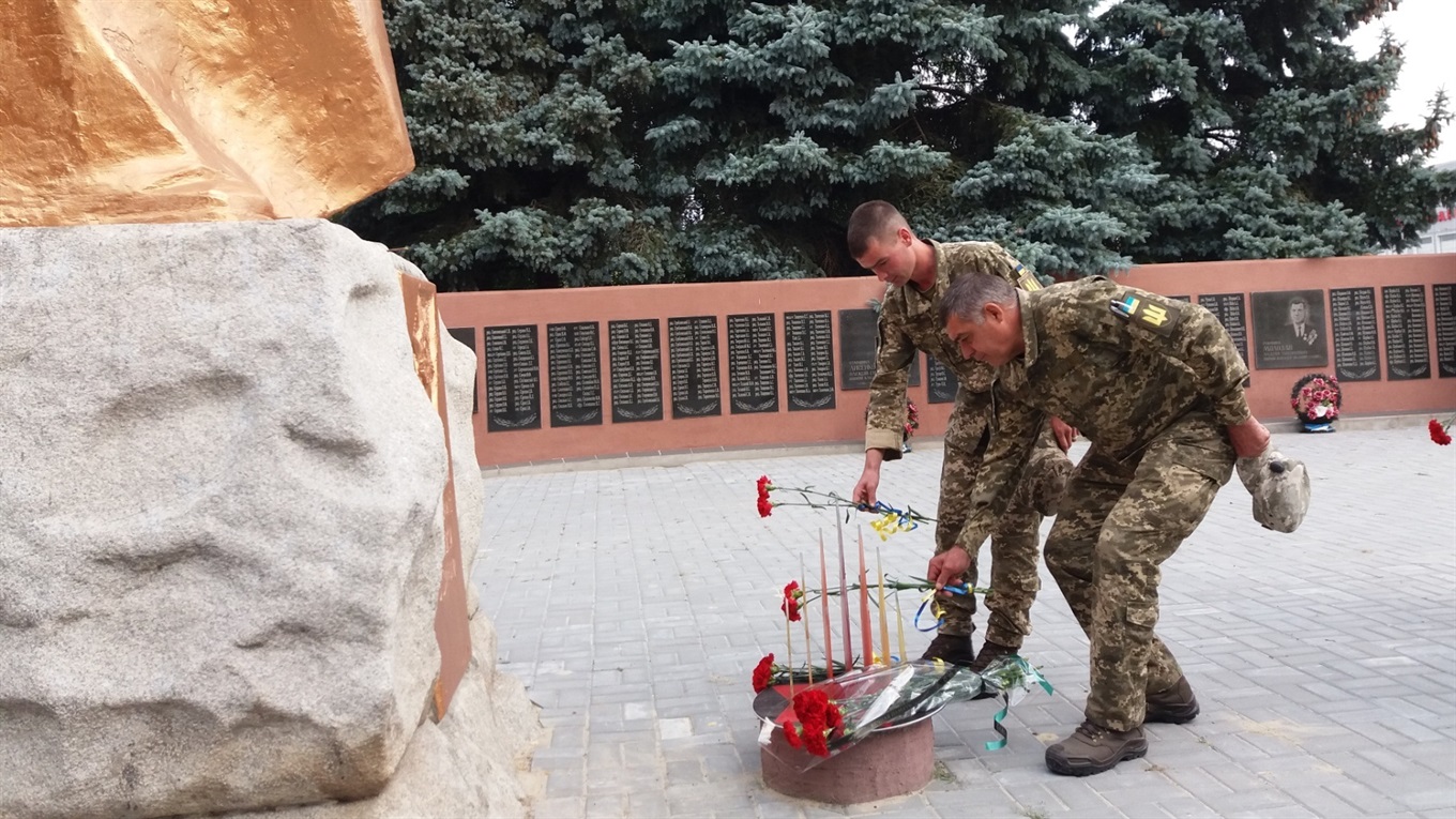 У Сватовому поклали квіти до Меморіалу з  нагоди річниці визволення Луганської області