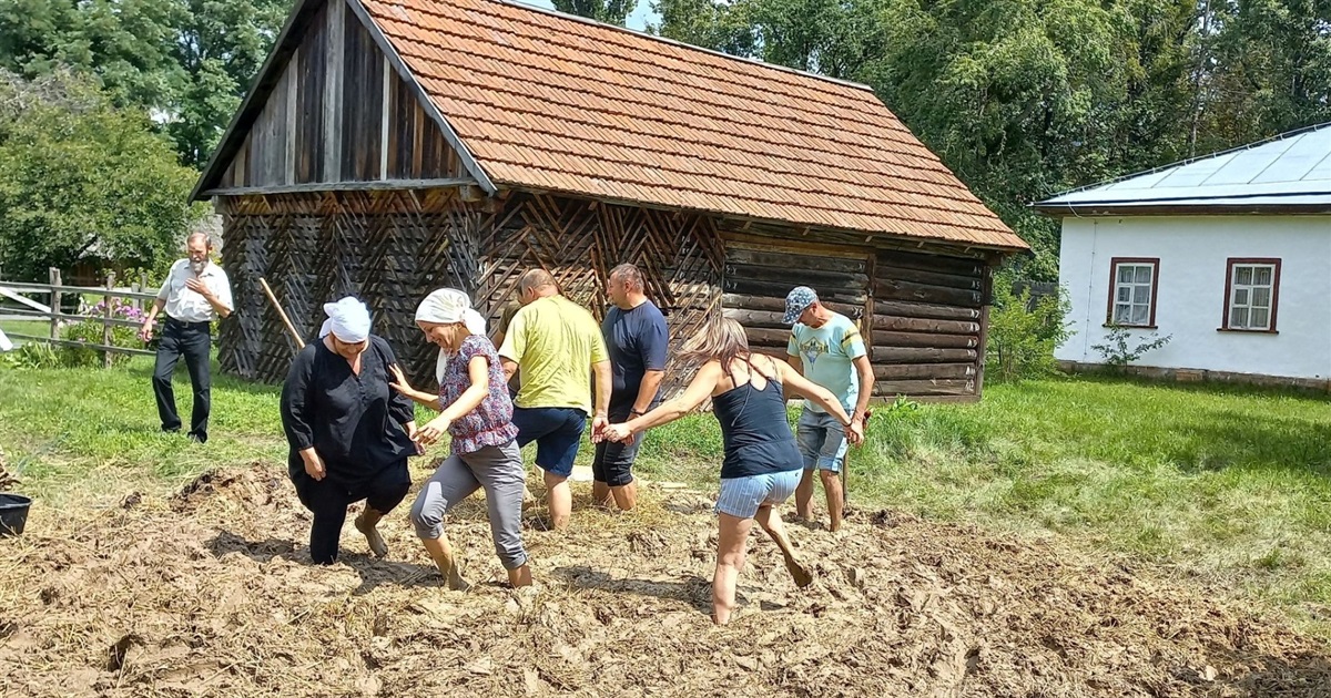 Толока під народні пісні: як у Переяславі босоніж місили глину і мазали повітку