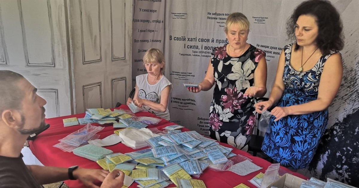 У Переяславі в центрі «Любомир» люди з інвалідністю пакують "сухі душі" для воїнів ЗСУ