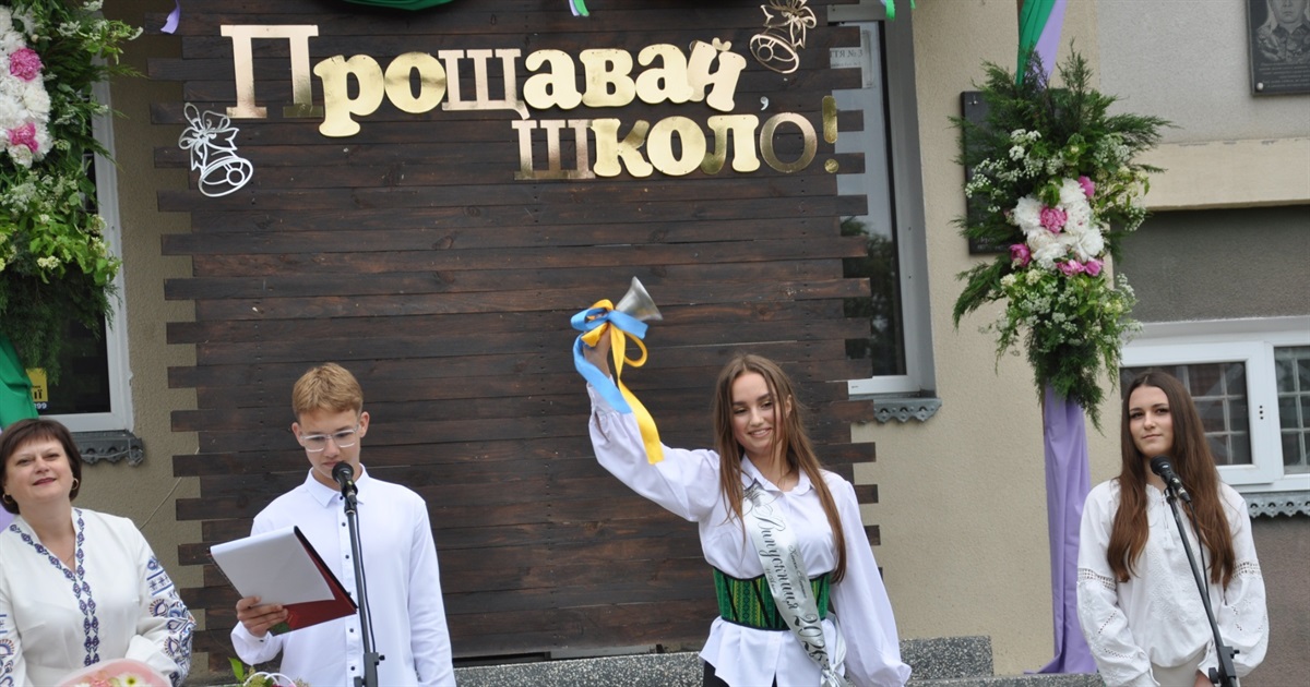 Дитинства прощальний дзвінок: у школах Чортківської громади відбулося свято Останнього дзвоника