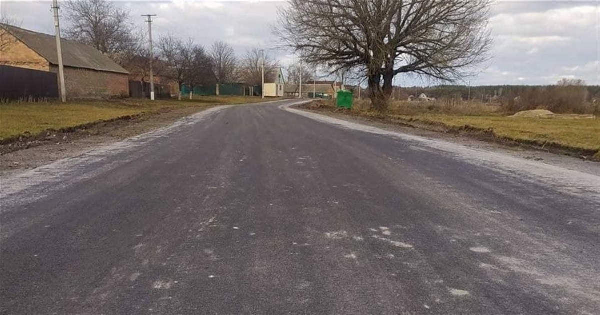 "Велике будівництво" сільських доріг: у Великій Каратулі заасфальтували дві вулиці