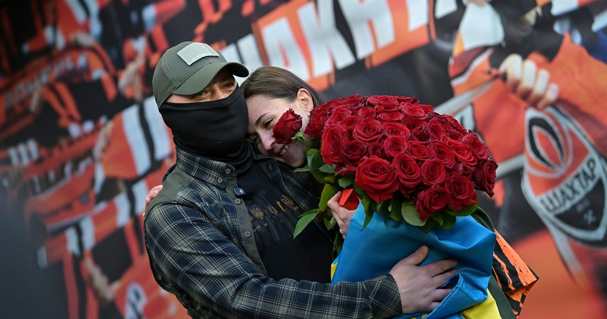 "Разом вистояли". Захисник, який пройшов "Азовсталь" і полон, освідчився коханій на матчі "Шахтаря"