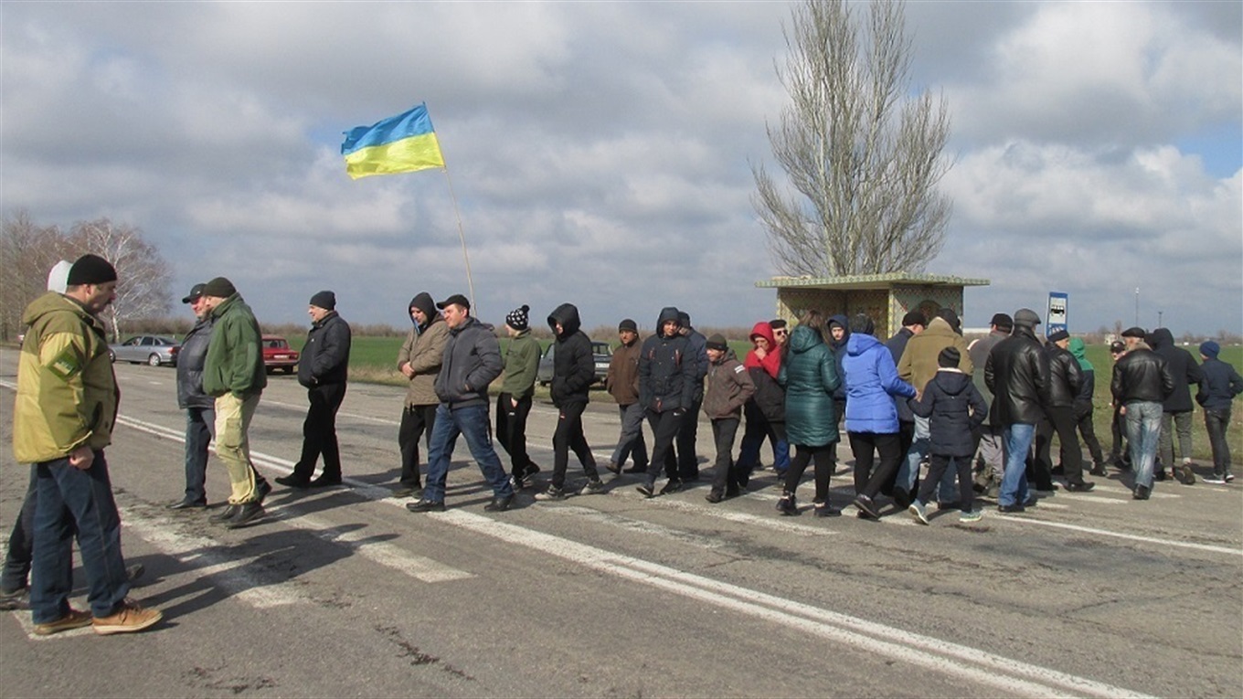 Сельчане вынуждены были перекрывать трассу, чтобы заставить областных чиновников решить их проблему